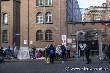 Wachtenden aan Klein Kasteeltje mogen plots binnen, maar opvang krijgen ze niet allemaal: “Toestand was niet langer houdbaar”