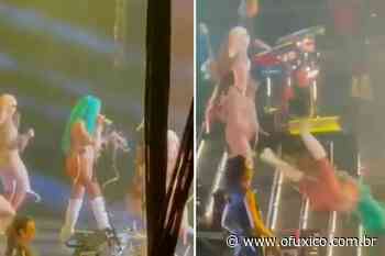Karol G se desequilibra e cai de escada durante apresentação em Miami - OFuxico