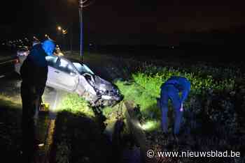 Met geleende Mercedes tegen paal, daarna slaan twee inzittenden op de vlucht - Het Nieuwsblad