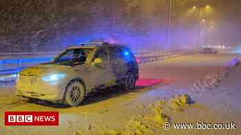 Storm Arwen: Heavy snow traps 120 HGV drivers on M62