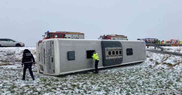 Windböe schiebt Schulbus von Straße: Schüler leicht verletzt