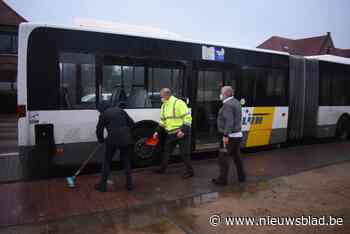 Vrachtwagen vernielt zijruit Lijnbus bij het afdraaien