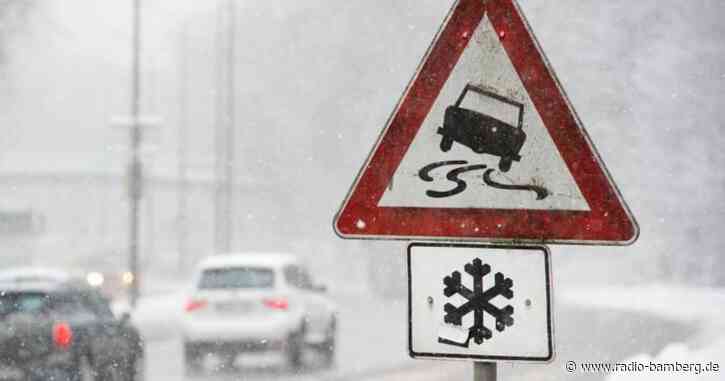 Hunderte Unfälle in Bayern: Schnee geht in Regen über
