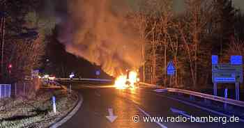 Auto bei Bamberg-Ost in Flammen