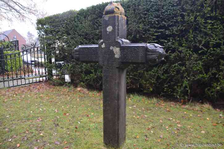 Uniek kruis uit 1719 voor neergebliksemde staat verscholen achter Emblemse tuinhaag