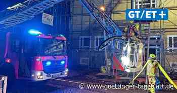 Feuerwehreinsatz in Hainholz: Dachstuhl in unbewohntem Haus brennt