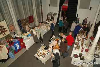 Vlijtige Liesjes verkopen kunstwerkjes voor weeshuis in Lusa... (Ekeren) - Gazet van Antwerpen Mobile - Gazet van Antwerpen