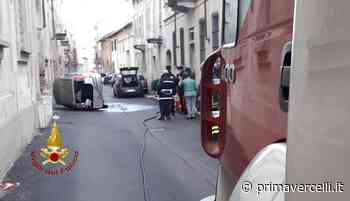 Una persona incastrata nell'auto ribaltata: ferite da codice giallo - Prima Vercelli