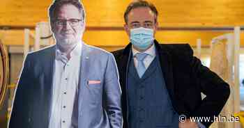 Kartonnen Koen Kennis opent park-and-ride in Antwerpen: “Het gaat de goede kant op met zijn gezondheid” - Het Laatste Nieuws