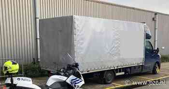 Vrachtwagenbestuurder die illegaal gevaarlijke stoffen vervoert slaat op de vlucht - PZC