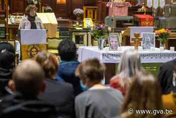 Gedenkmoment voor 48 overleden dak- en thuislozen in Antwerpen: “Naar die fietsenstalling ga je enkel als je echt radeloos bent” - Gazet van Antwerpen