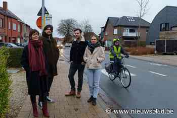 380 handtekeningen tegen gevaarlijke situatie in drukke straat: “Willen niet dat ons kind wordt doodgereden”