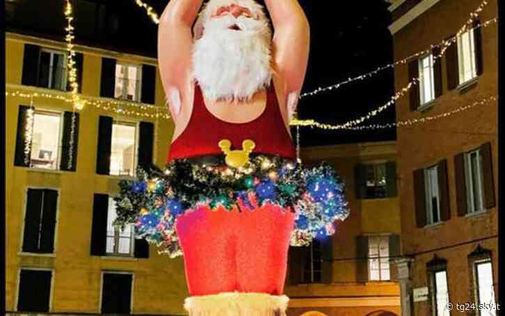 Modena, in piazza Babbo Natale in tutù: il Centrodestra protesta - Sky Tg24