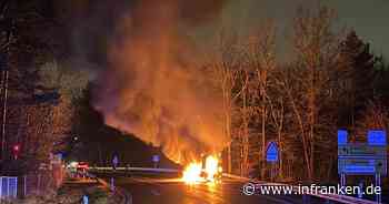 Bamberg: Pakettransporter stand lichterloh in Flammen