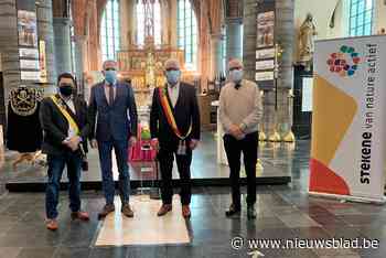 Minister bezoekt kerk en brengt cheque van half miljoen mee