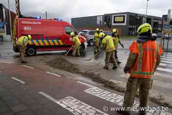 Vrachtwagenchauffeur verliest lading zand op kruispunt