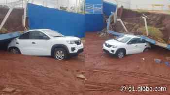 Muro do Centro de Especialidades de Ibitinga cai em cima de veículo durante tempestade - G1