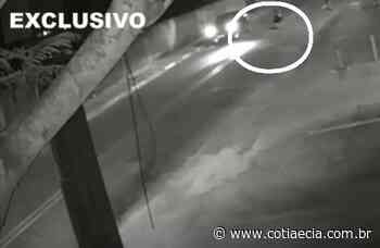 Vídeo mostra menino de 13 anos sendo atropelado em Cotia; motorista fugiu - Cotia e Cia