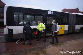 Vrachtwagen vernielt zijruit De Lijn-bus bij het afdraaien - Gazet van Antwerpen