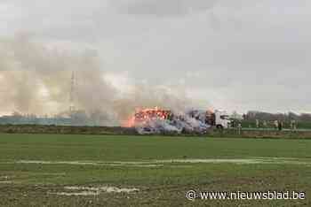 Vrachtwagen in brand, A19 volledig versperd