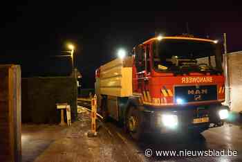 Buren staan om de beurt op wacht om auto’s te vertragen na ongevallen op gladde baan: “Mijn oprit was net een soort matras waar je bijna doorzakte”