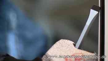 Torkelnder Mann geht mit Schraubenzieher auf Frau los