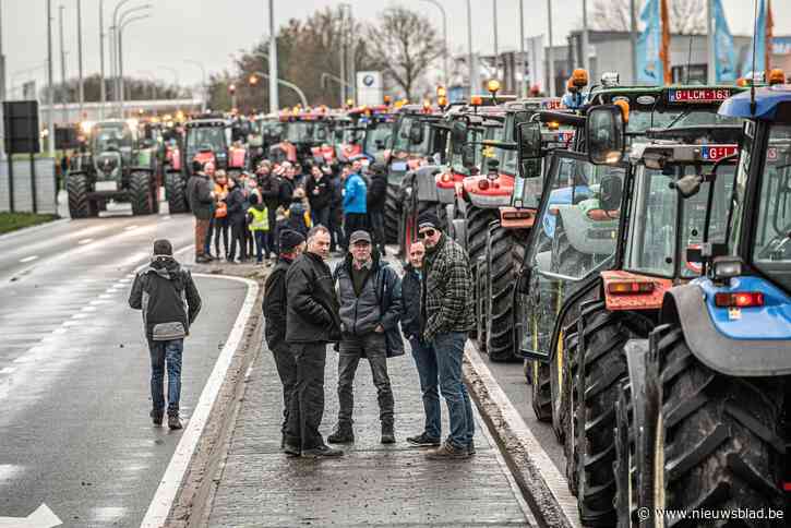 Enorme verkeerschaos door betogende landbouwers op drukke Rijksweg: “Zo laten we duidelijk zien dat we het niet pikken”