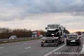 Bestelwagen botst tegen botsabsorbeerder