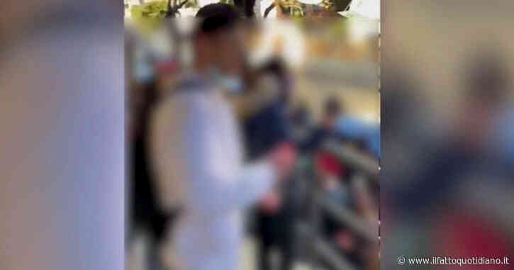 Nuoro, stop a piercing e unghie lunghe e consegna dei cellulari prima delle lezioni: scoppia la protesta al Liceo Satta – Video