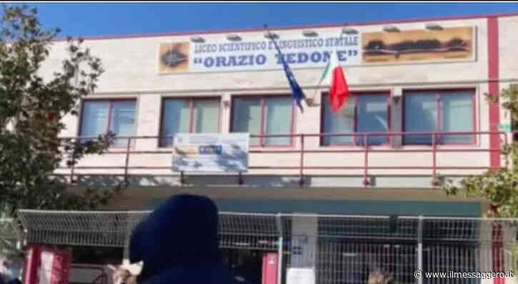 Bari, ragazzo si getta nel vuoto a scuola e muore: aveva preso un brutto voto - Il Messaggero