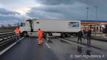 Bari, tir di traverso blocca statale 100: lunghe code verso Bari - La Repubblica