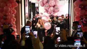 Bari, tutti pazzi per Chiara Ferragni (e addio distanziamento). 'Per noi è un modello' - Repubblica TV