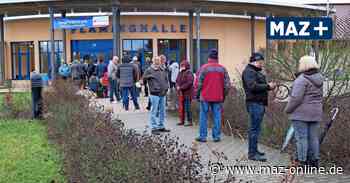 Corona-Impfzentrum Luckenwalde wiedereröffnet - lange Schlange vor Fläminghalle - Märkische Allgemeine Zeitung