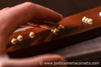 Presentazione multiplo d'artista Fiat Lux opera di Fulvio Morella per CRAMUM - politicamentecorretto.com - politicamentecorretto.com