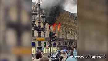 Parigi, grande incendio vvicino a l'Opera di Parigi: i video dei passanti - La Stampa