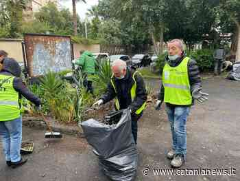 Volontari puliscono Largo Aquileia a Catania - Catania News