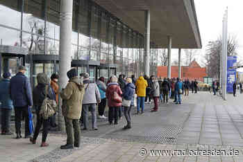 Lange Schlange vor dem Impfzentrum Dresden - Radio Dresden