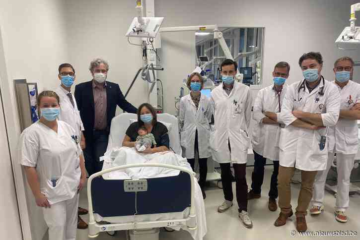 Ondanks nierdialyse tijdens bevalling brengt Hannelore (40) gezonde baby ter wereld: “Eerste keer dat we dit in ons ziekenhuis meemaken”