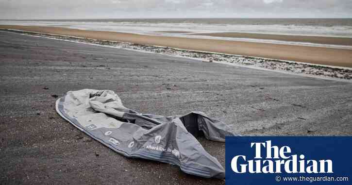 People onboard sinking Channel dinghy ‘tried to contact UK authorities’