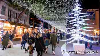 Luci a perdita d'occhio e atmosfera incantata: tanta gente al Riccione Christmas Star - RiminiToday