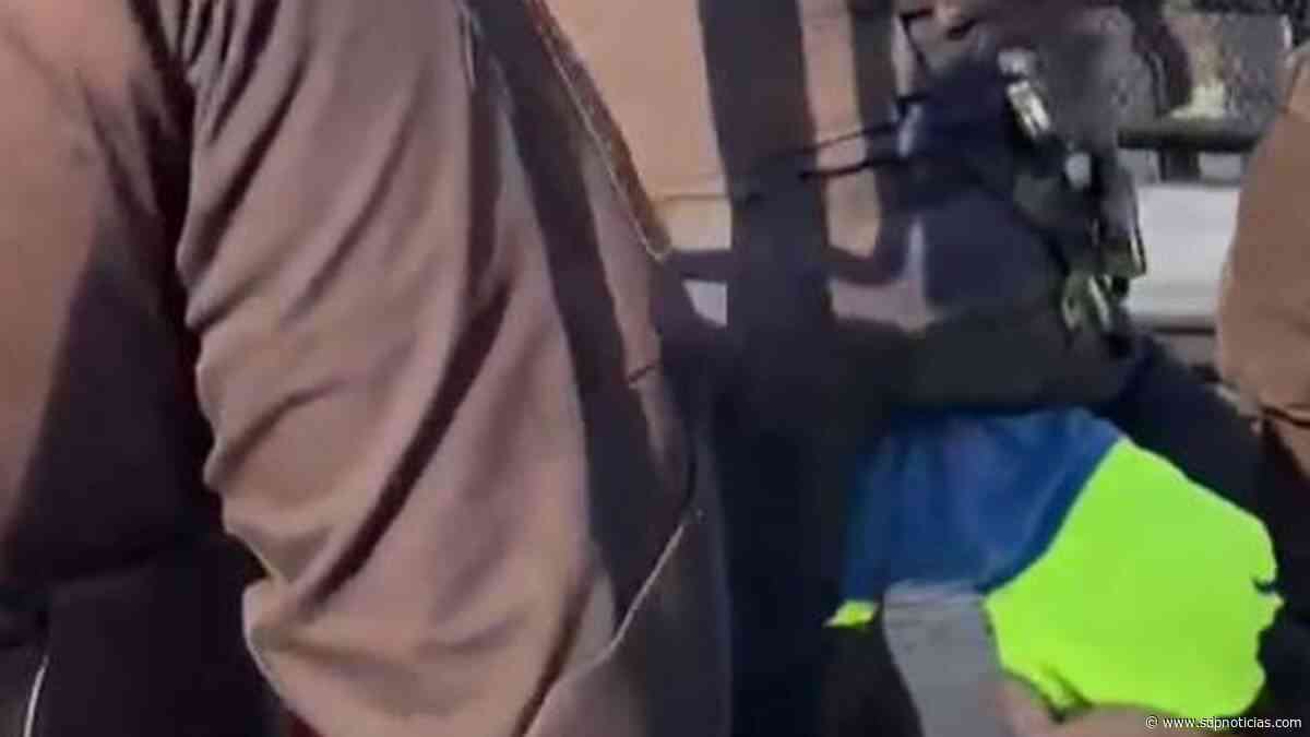 VIDEO: Joven grita que la policía “se lo quiere llevar”; acusan abuso policial - SDPnoticias.com