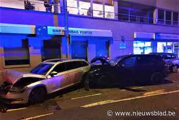 Wagens zwaar beschadigd nadat vrouw rechtdoor op rotonde rijdt - Het Nieuwsblad