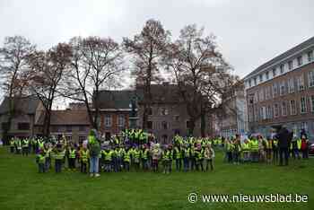 Leerlingen zingen sinterklaasliedjes bij de beiaard