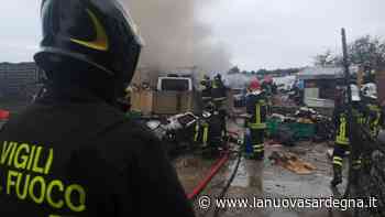 Incendio al campo nomadi di Sassari: bloccata la strada per Ittiri - La Nuova Sardegna