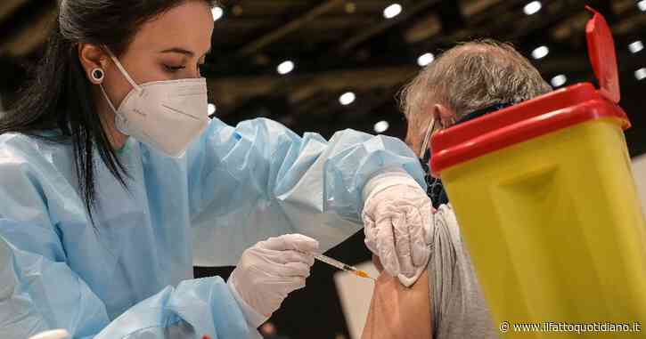 Biella, va a fare il vaccino con un avambraccio in silicone per ottenere il Green pass: smascherato dall’infermiera e denunciato