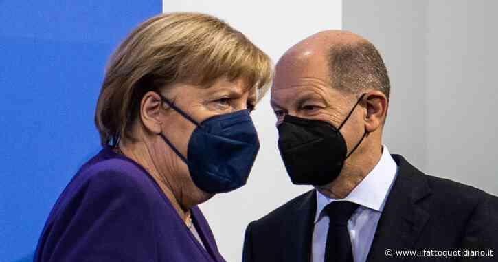 L’ultimo addio di Merkel da cancelliera: “Combattete per la democrazia”. La banda suona tre canzoni scelte da lei (una è punk)