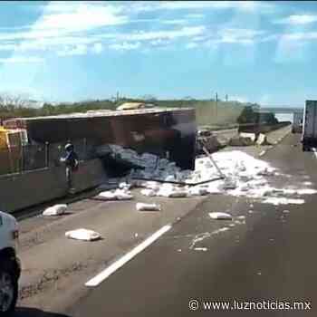 Vuelca tráiler cargado de harina en la autopista Mazatlán-Culiacan - Luz Noticias
