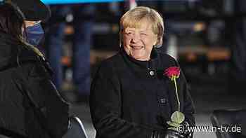 Zapfenstreich für Kanzlerin: Am Ende nimmt Merkel eine Rose mit