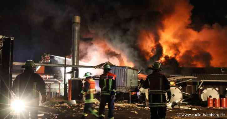 Großbrand in Tapetenfabrik nach lautem Knall