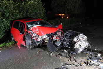 Auto in puin en bestuurder gewond door botsing tegen boom - GelreNieuws